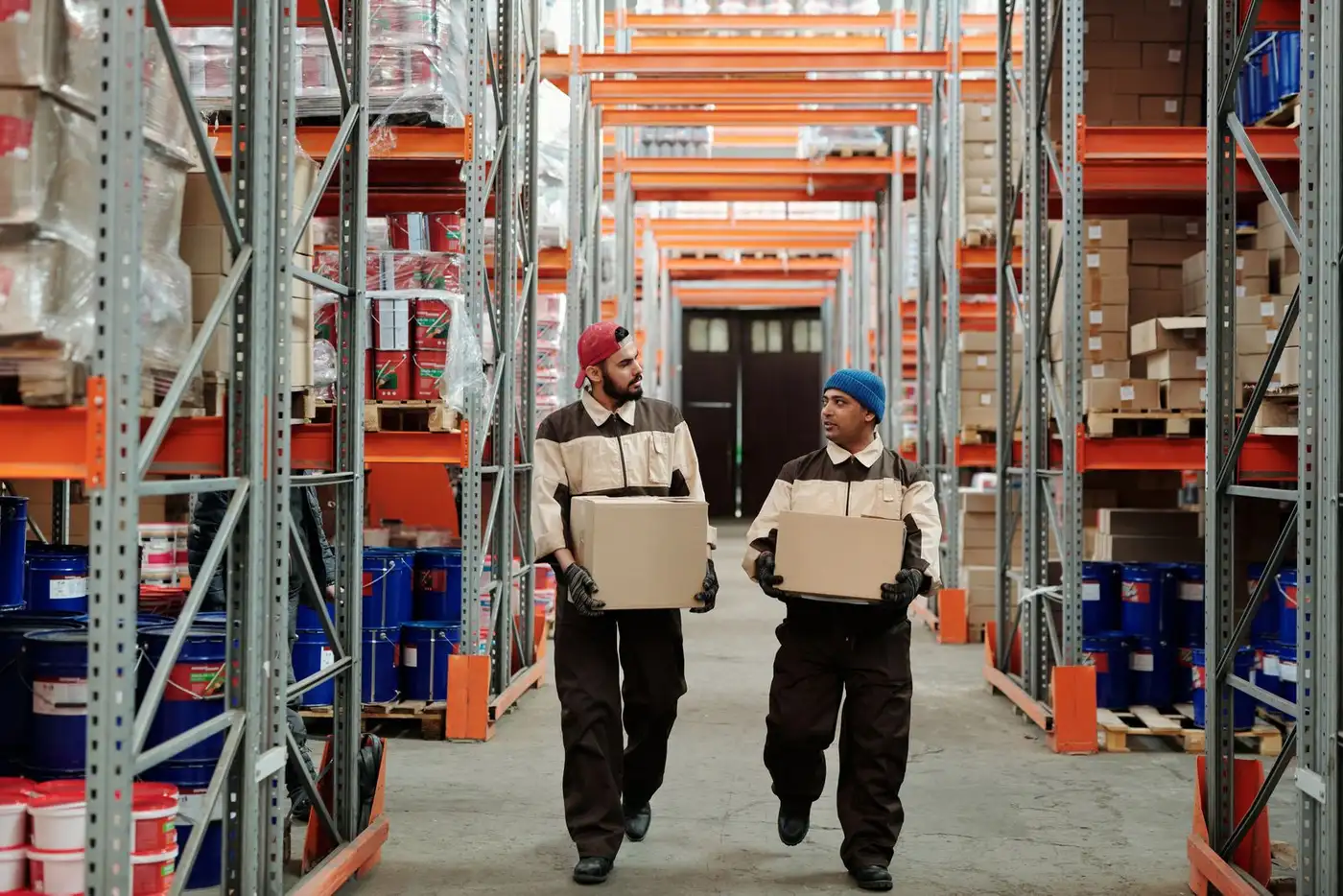 Galpão de distribuidora com o estoque organizado